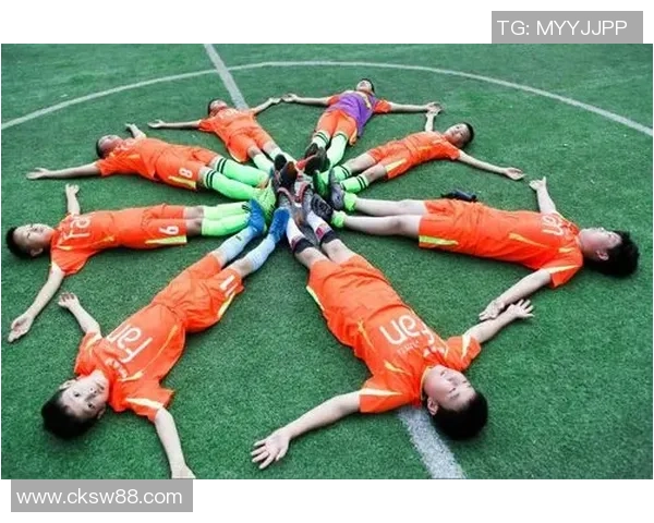 足球明星们的珍贵友情瞬间展现团结与激情的美好时光